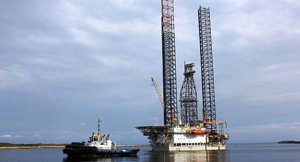 Arriba la plataforma de perforación marina Haffar II, al Puerto Dos Bocas