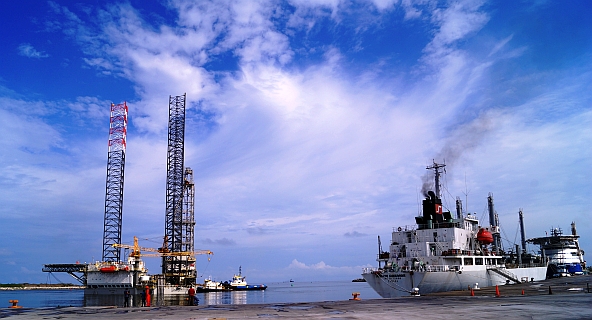 Arriba la plataforma de perforación marina Haffar II, al Puerto Dos Bocas