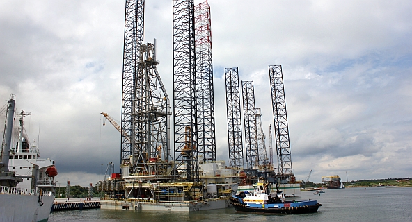 Arriba la plataforma de perforación marina Haffar II, al Puerto Dos Bocas