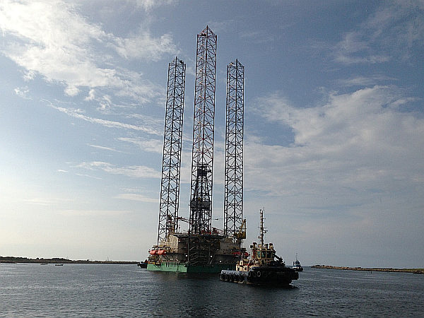 Procedente de Singapur, arriba la plataforma petrolera “Laurus”, al Puerto de Dos Bocas