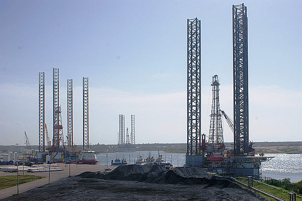 Procedente de Singapur, arriba la plataforma petrolera “Laurus”, al Puerto de Dos Bocas