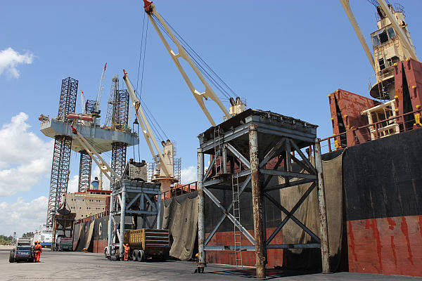 la terminal de usos múltiples del puerto de dos bocas, registra en mayo, un incremento del 78% en manejo de carga