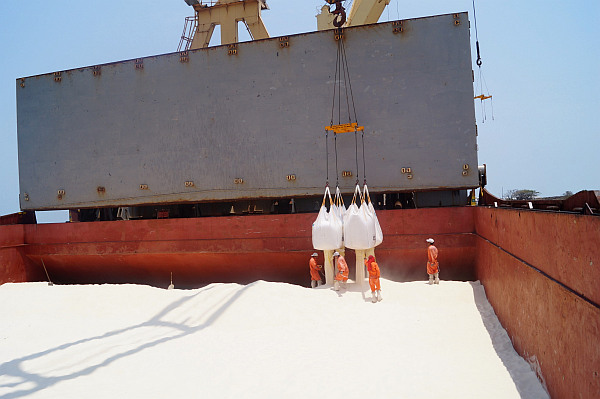 la terminal de usos múltiples del puerto de dos bocas, registra en mayo, un incremento del 78% en manejo de carga