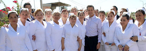 Festeja el Presidente de la República Enrique Peña Nieto
a las enfermeras en su día
