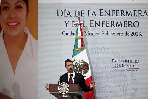 Festeja el Presidente de la República Enrique Peña Nieto
a las enfermeras en su día