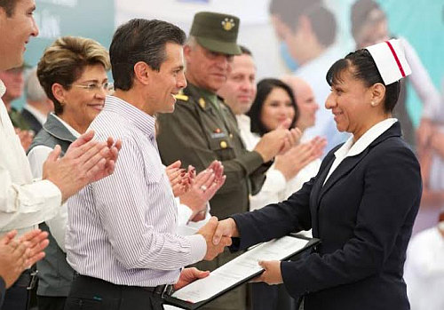 Festeja el Presidente de la República Enrique Peña Nieto
a las enfermeras en su día