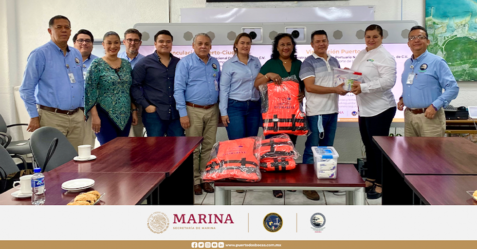 Prestadores de Servicios Portuarios de Dos Bocas participan en el programa Puerto-Ciudad, a través de la donación de equipo de protección personal a la escuela telesecundaria ubicada en el Ejido Andrés García, La Isla